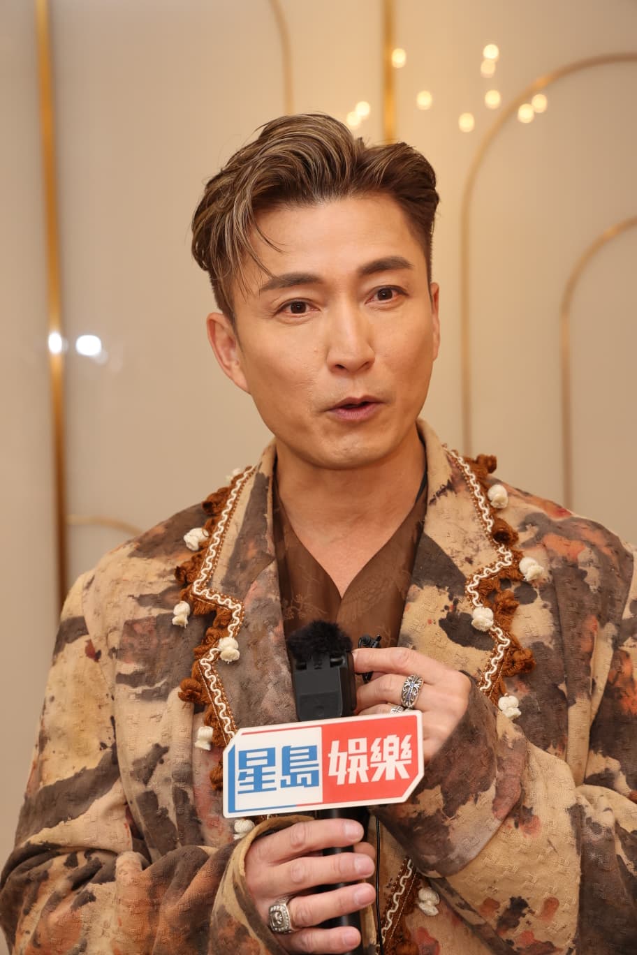 陈山聪同胡定欣老公陈医生好投契，无所不谈。