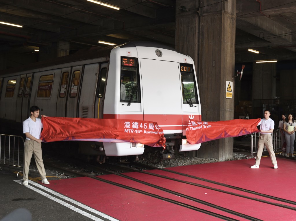 列車今日下午於彩虹站展開首航旅程。何君健攝