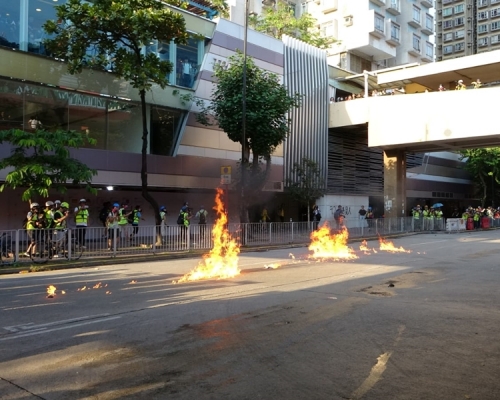 警方批評激進暴力示威者在屯門市中心多處設置路障，並縱火焚燒雜物，