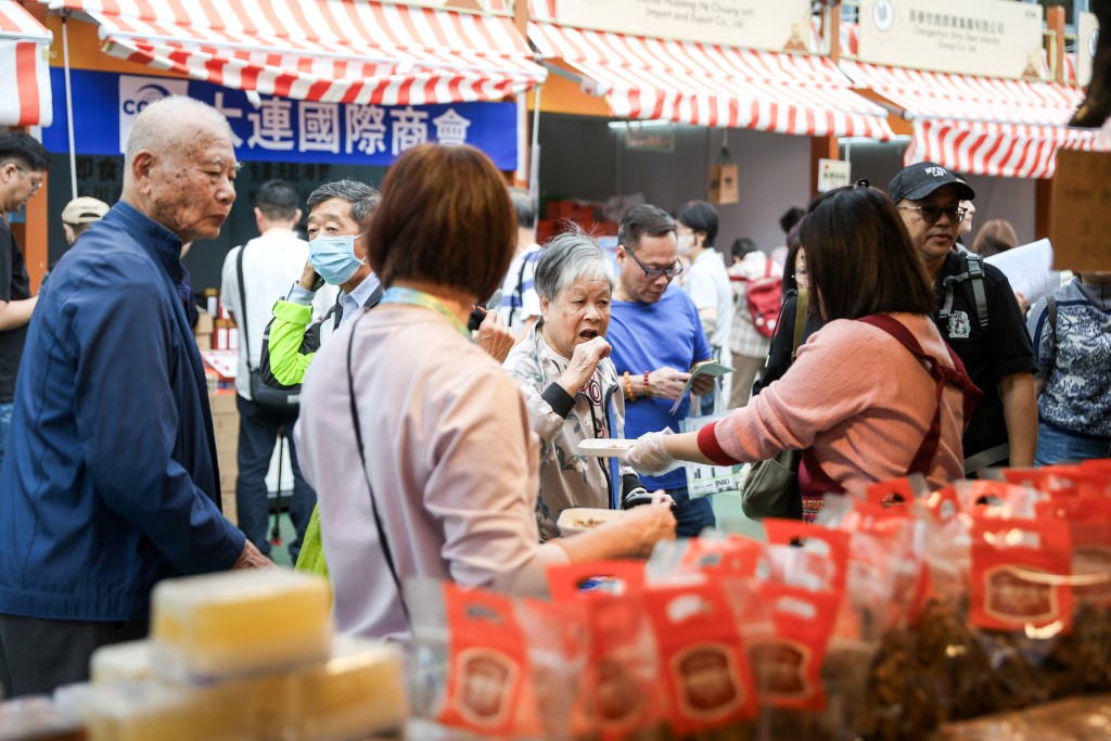 工展會場內人流熙來攘往,氣氛熱鬧。 工展會場內人流熙來攘往,氣氛熱鬧。