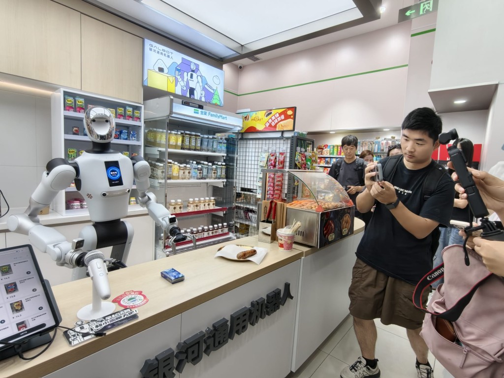 銀河通用機械人被用於便利店、醫院、工廠等專業場景。楊浚源攝 銀河通用機械人被用於便利店、醫院、工廠等專業場景。楊浚源攝