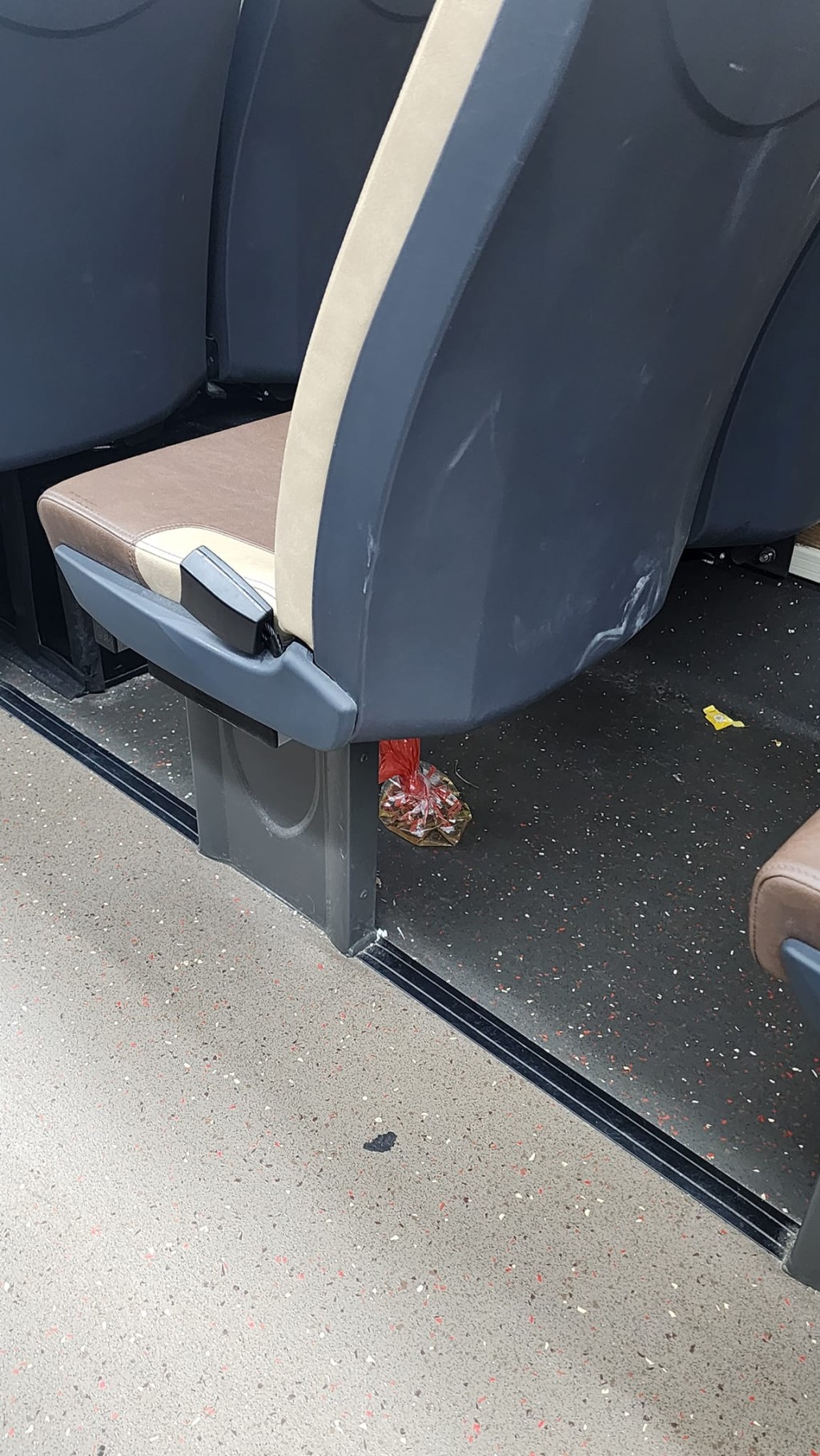 巴士椅子下有一個晶瑩剔透的膠袋。網圖