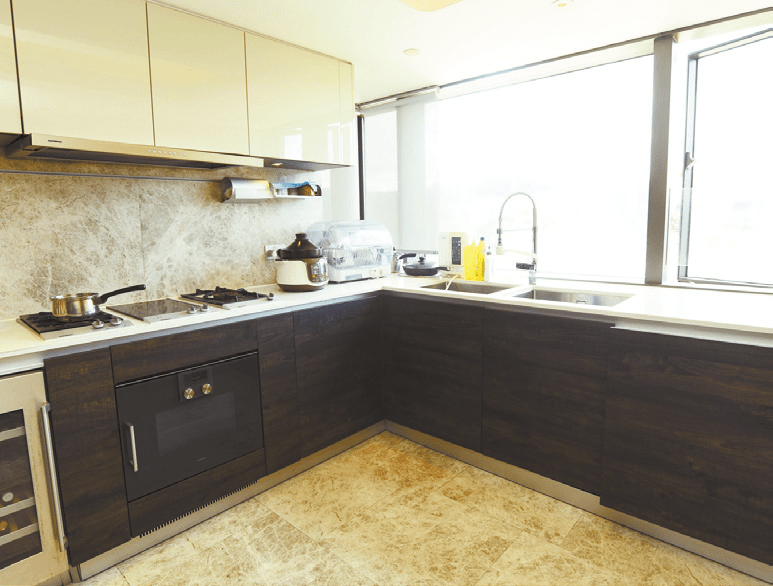 廚房設有黑白色L形工作枱，提供一系列嵌入式廚房家電。