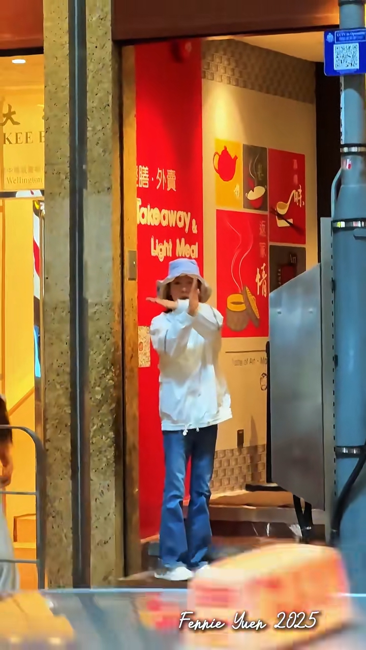 日前有網民在小紅書上發佈了一段袁潔瑩在知名餐廳拍攝的影片,只見她期間出現異常舉動,不但出現過度活躍的肢體動作,還頻繁扭動身軀更不時無故揮舞雙手,與過往沉穩形象大相逕庭。 日前有網民在小紅書上發佈了一段袁潔瑩在知名餐廳拍攝的影片,只見她期間出現異常舉動,不但出現過度活躍的肢體動作,還頻繁扭動身軀更不時無故揮舞雙手,與過往沉穩形象大相逕庭。
