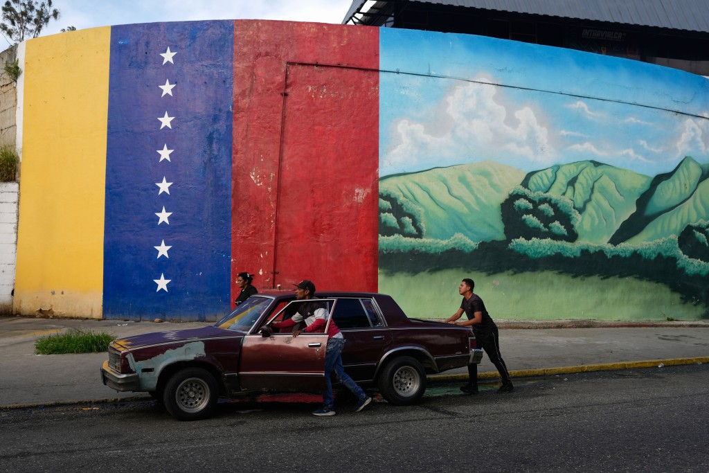 特朗普稱委內瑞拉上空及周邊空域「被視為全面關閉」 。美聯社