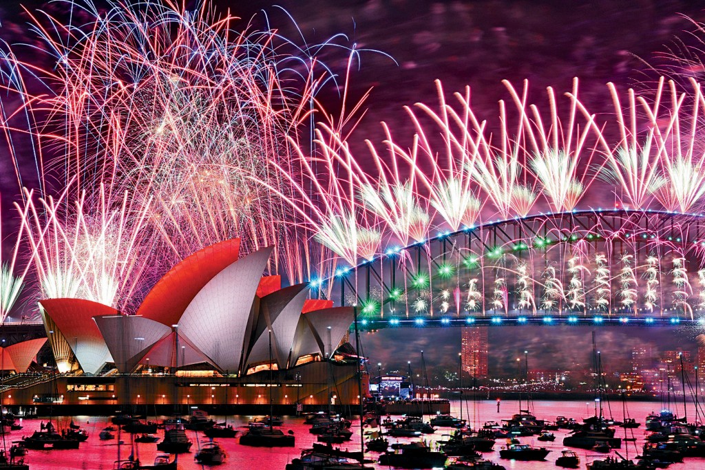 澳洲悉尼歌劇院和港灣大橋上空,周日晚燃放跨年煙花迎接2024年。