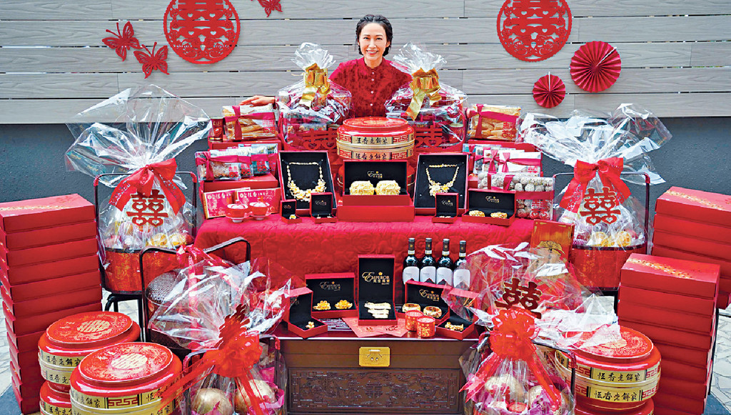 ■湯怡與一張大枱都擺唔晒的大禮合照，甚有睇頭！
