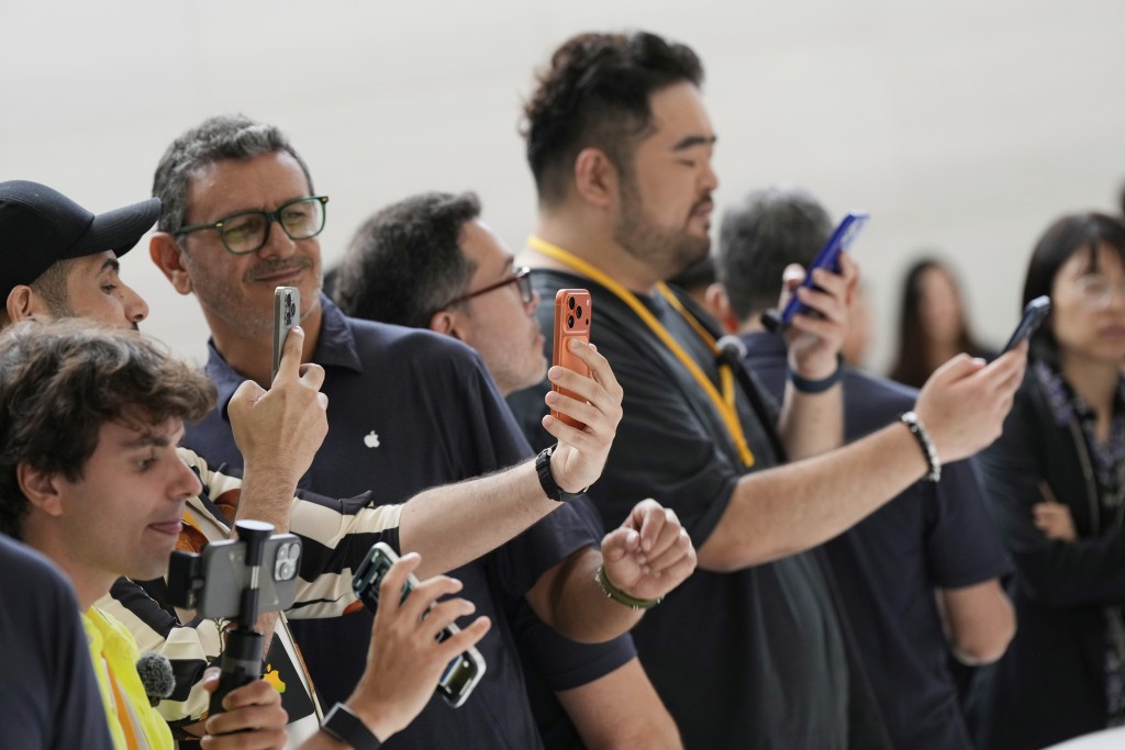 蘋果推出iPhone 17系列,但未加入外界期待的AI。美聯社 蘋果推出iPhone 17系列,但未加入外界期待的AI。美聯社