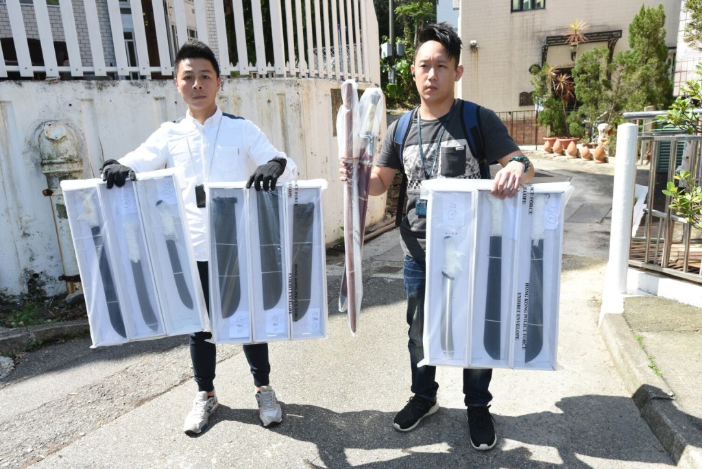 三男女涉藏有攻擊性武器。
