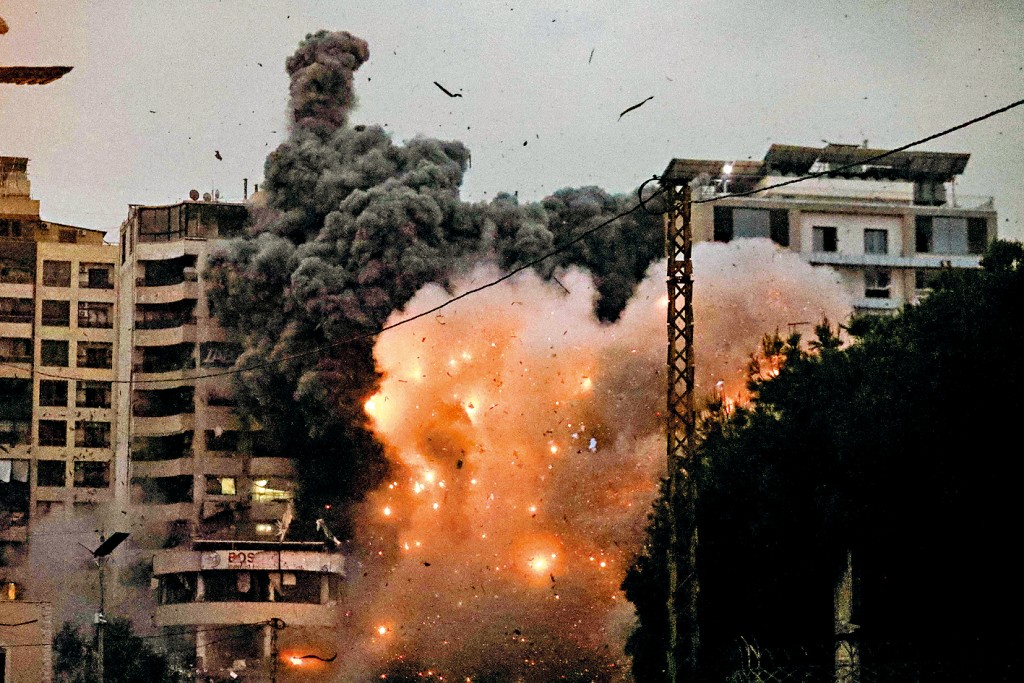 黎巴嫩贝鲁特南郊塔尤尼地区周一遭以军空袭，喷出大火球。