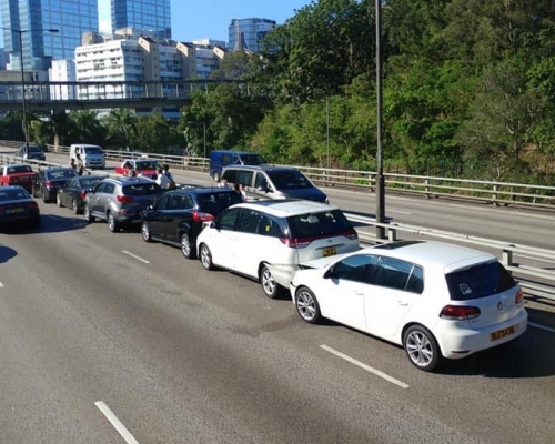 荃灣路往九龍方向發生8車串燒交通意外。 網民Calvin Kwok/香港突發事故報料區圖片