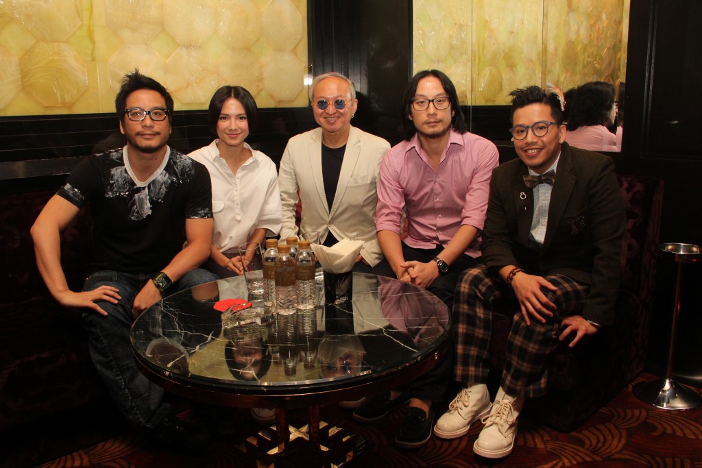 彭发与哥哥彭顺（左一）和阿嫂李心洁（左二）合作拍电影《逃出生天》。