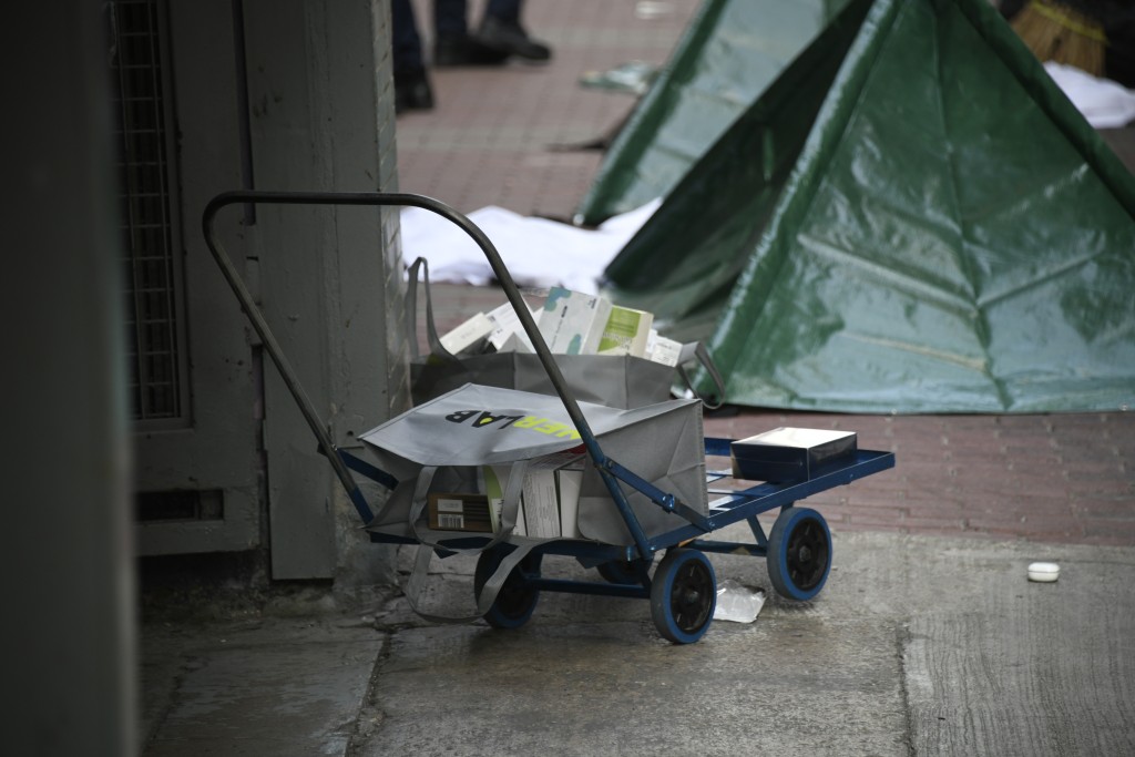 現場遺下一隻波鞋、手推車、大堆貨物及一灘血迹。楊偉亨攝