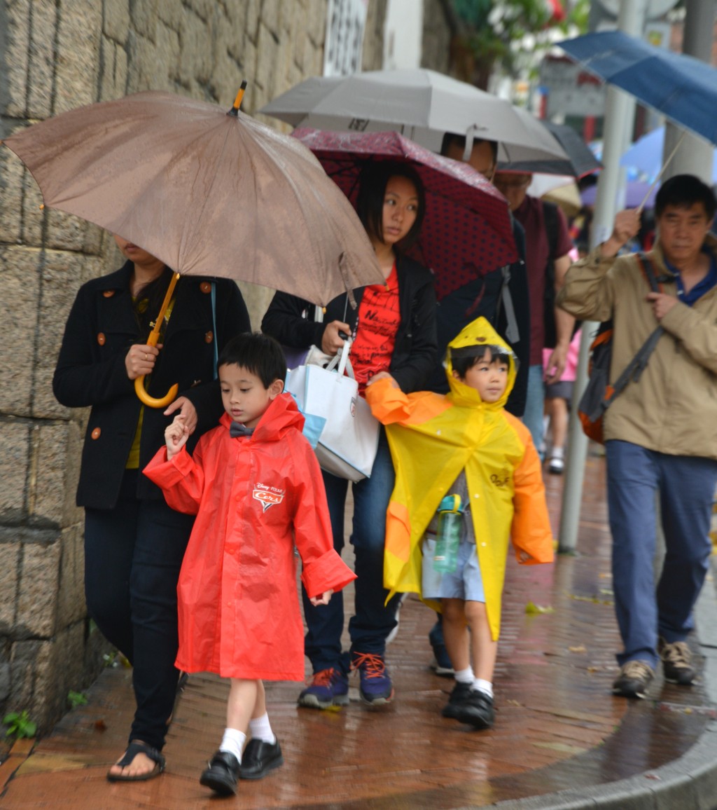 消委會測試市面上14款兒童雨衣及雨披樣本。 消委會測試市面上14款兒童雨衣及雨披樣本。