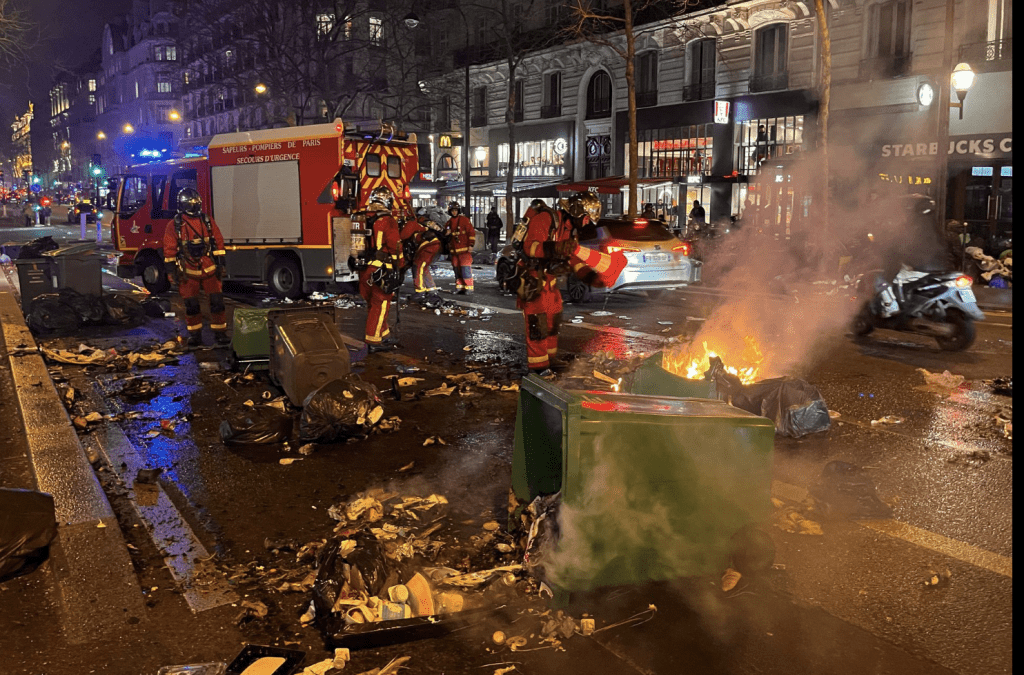 不信任动议辩论和投票的当天，法国消防员举行示威，其后将燃烧的垃圾箱扑灭。路透社