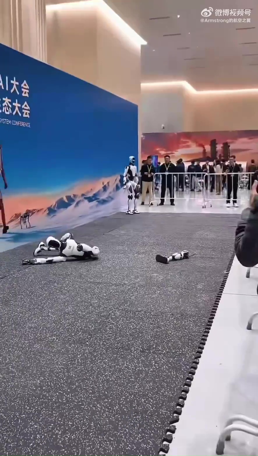 宇树H2-X机械人侧空翻失手断腿。 微博影片截图