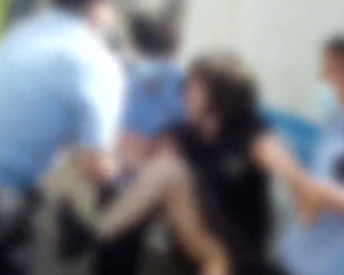 女子帶威士忌登機被阻,一飲而盡後踢打民警被刑拘。