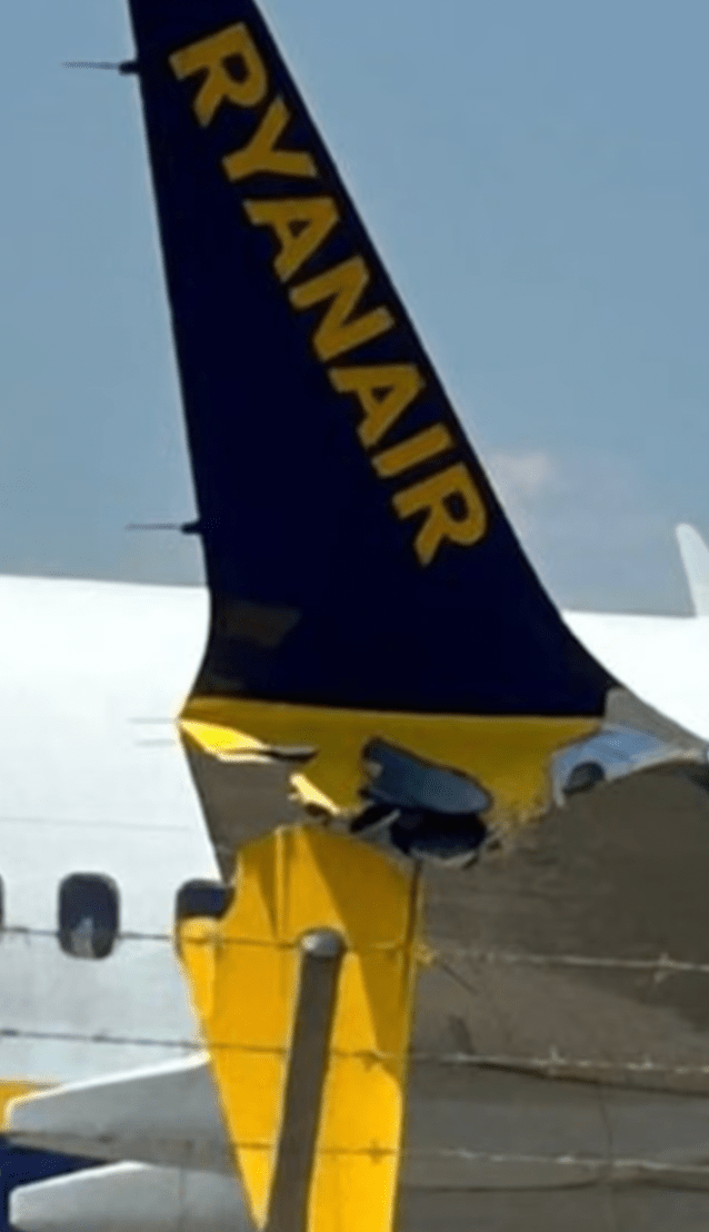 現場圖片顯示飛機受損情況,機翼似乎已被撕裂。 現場圖片顯示飛機受損情況,機翼似乎已被撕裂。