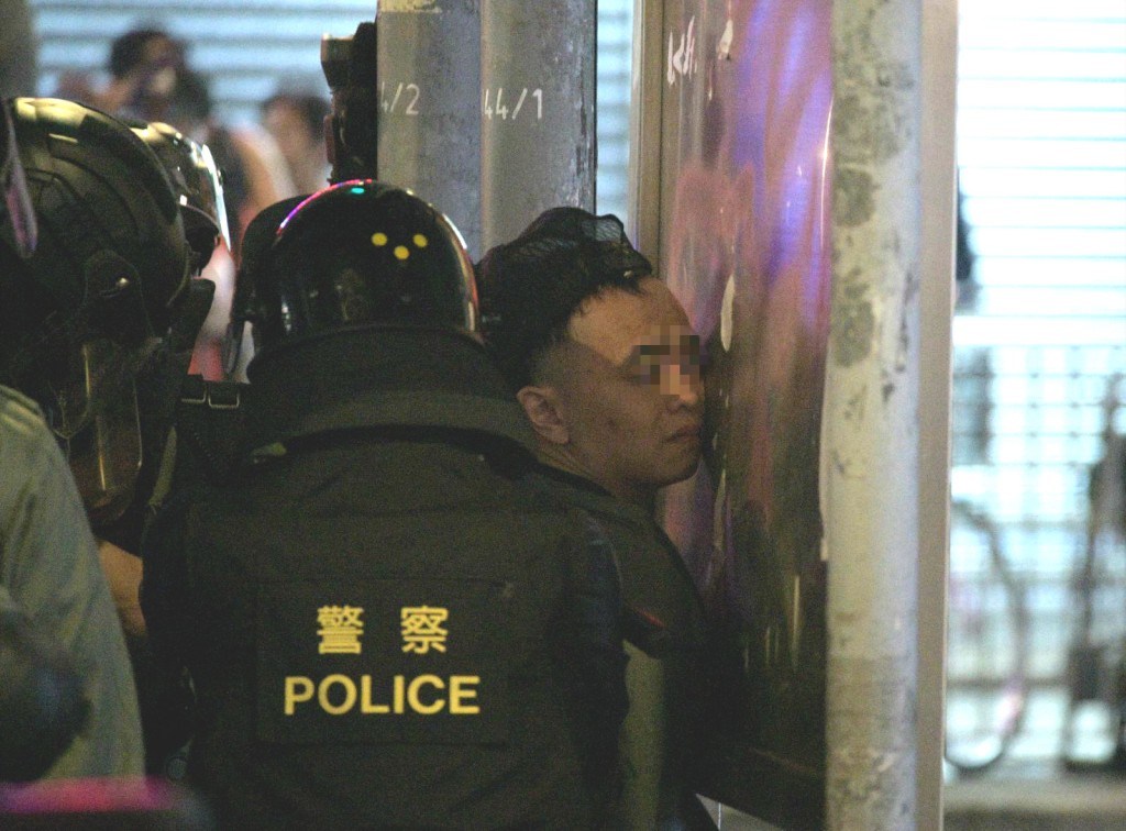 防暴警察制服多人。