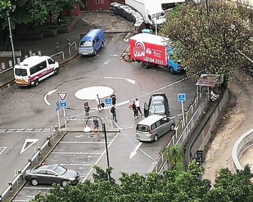 警車公廟截七人車,檢大麻花拘兩男。網上圖片