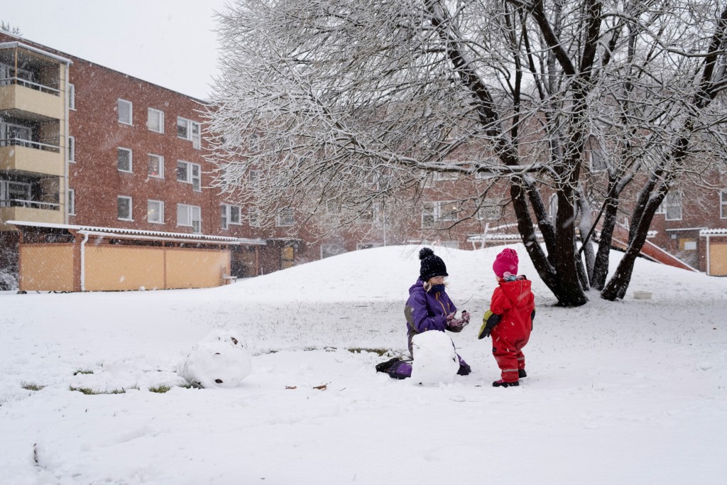 瑞典孩子在寒冷冬日外出玩雪。 路透社