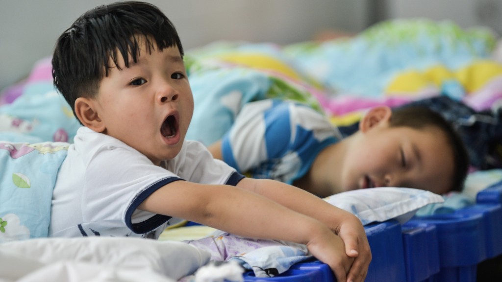 陜西留壩縣一名幼兒園孩子午睡剛醒。 新華社