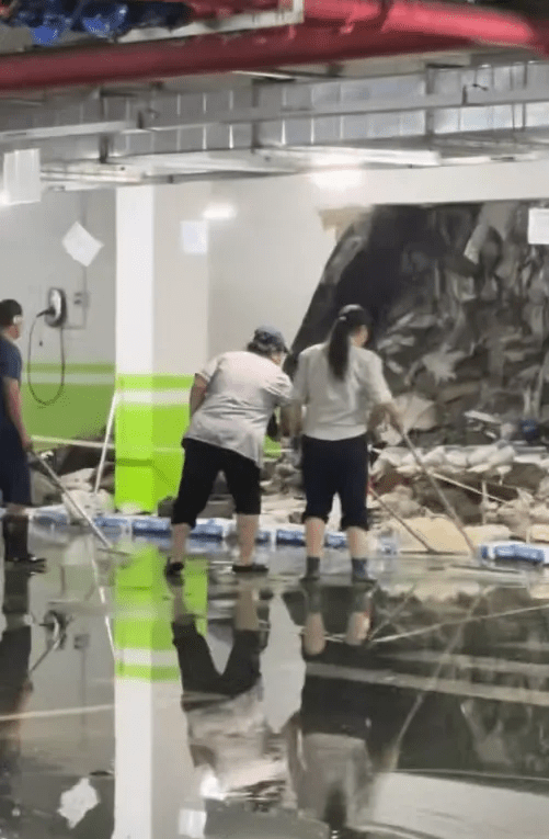 瀋陽暴雨下有屋苑地下停車場牆塌露出垃圾,業主質疑空心磚砌牆掩廢物。 瀋陽暴雨下有屋苑地下停車場牆塌露出垃圾,業主質疑空心磚砌牆掩廢物。