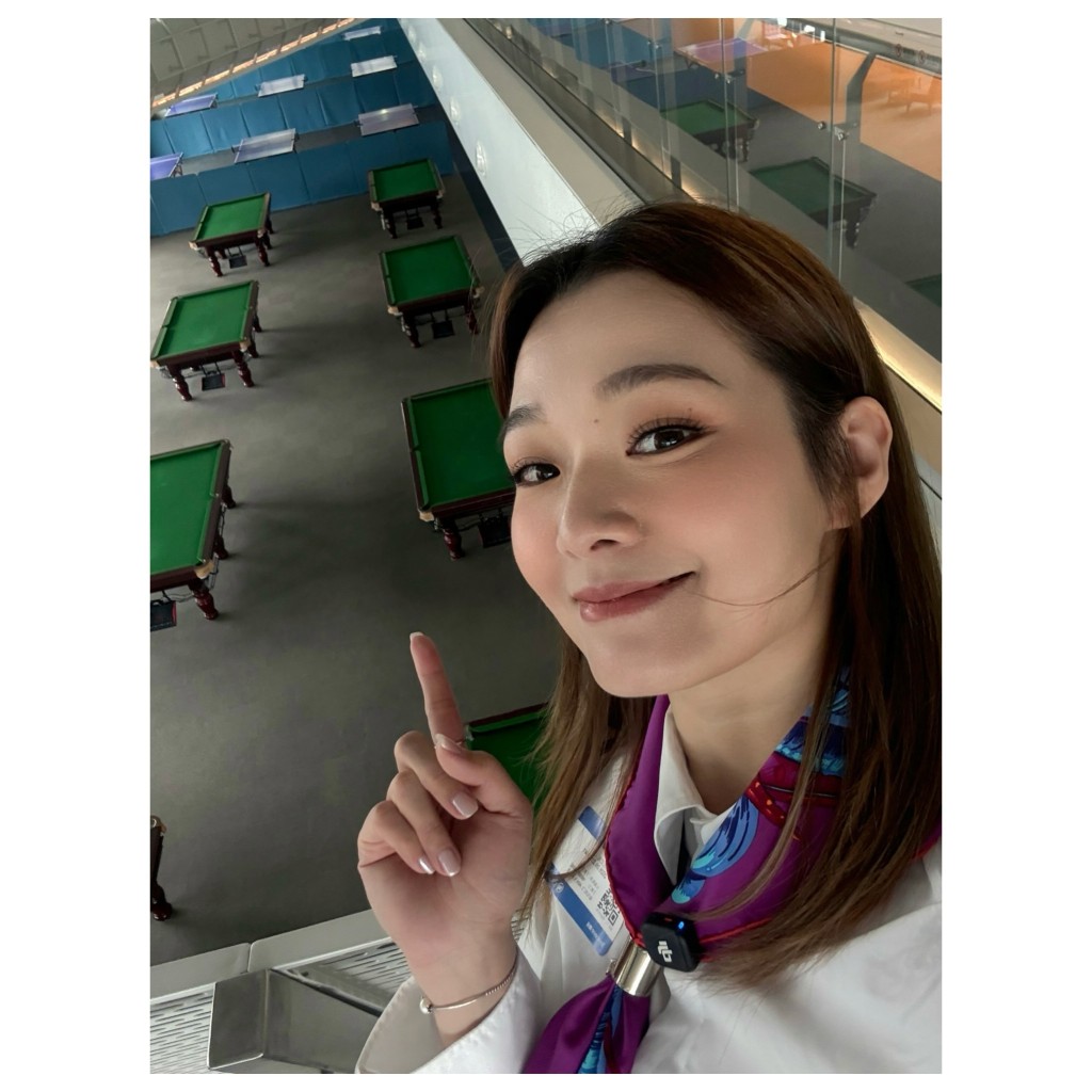 呂慧儀從高處俯瞰桌球室,對公司內的康樂設施感到好奇。 呂慧儀從高處俯瞰桌球室,對公司內的康樂設施感到好奇。