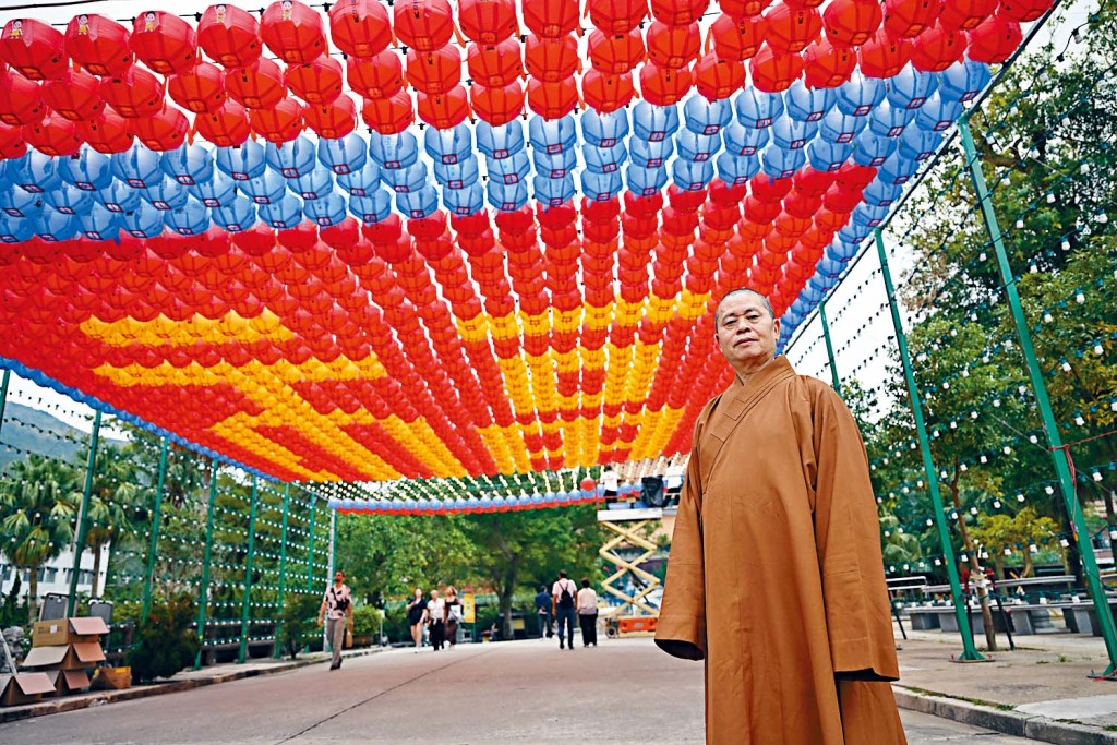 寶蓮禪寺新建的花園由韓國佛寺借來「福」字燈籠擺放，引得旅客紛紛拍照留念。