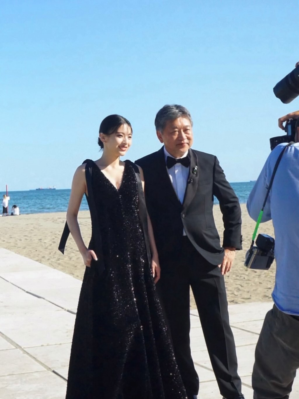 出口夏希和導演是枝裕和。 出口夏希和導演是枝裕和。