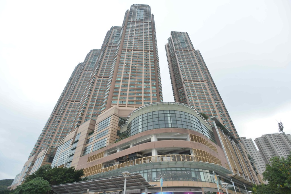 藍灣半島兩房四度減價 。