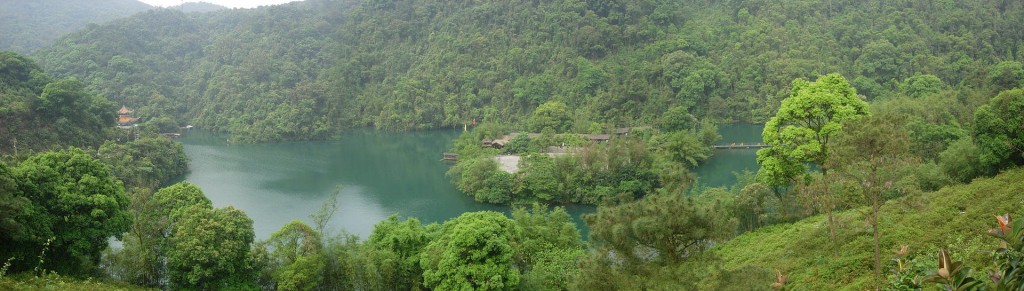 三面環山形狀像一個鼎的鼎湖全景圖 三面環山形狀像一個鼎的鼎湖全景圖