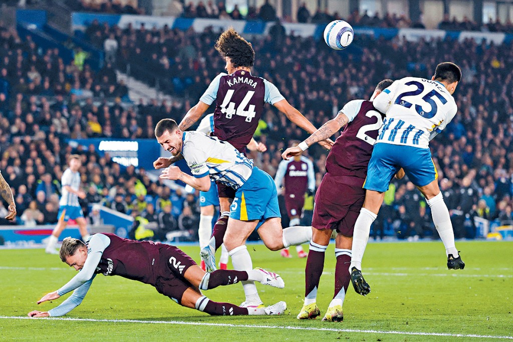 維拉（紅衫）作客贏白禮頓，並壓過後者升上英超積分榜第7位。