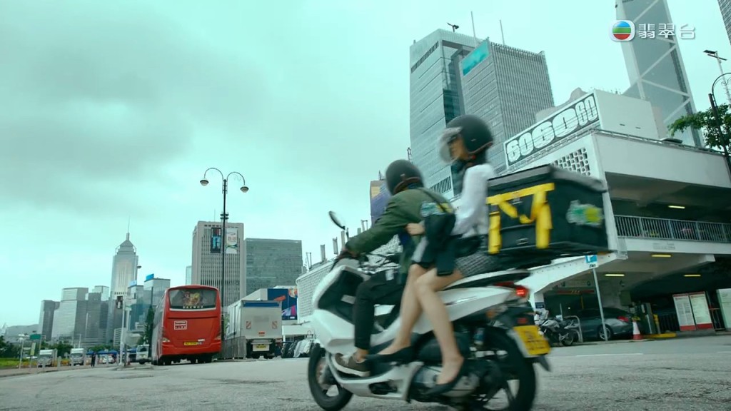 郭栢妍有特别方法坐电单车。