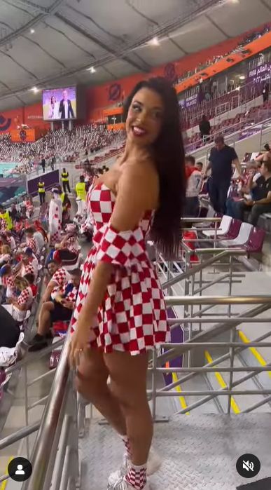 Ivana Knoll 身穿紅白格緊身爆乳洋裝，露出豐滿上圍，再度成為球場上的「嬌點」。