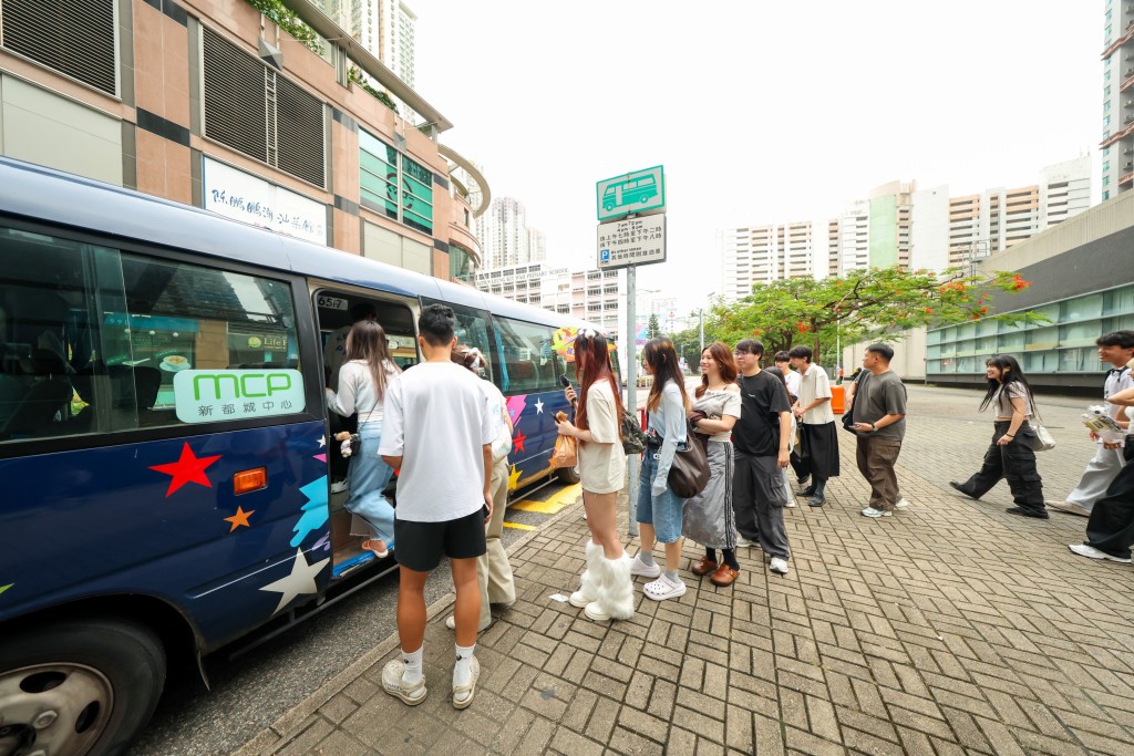 商場體貼安排免費「早晨專車」直達中環及旺角兩大商業旺區,名額亦早於開賽前全數換罄。 商場體貼安排免費「早晨專車」直達中環及旺角兩大商業旺區,名額亦早於開賽前全數換罄。