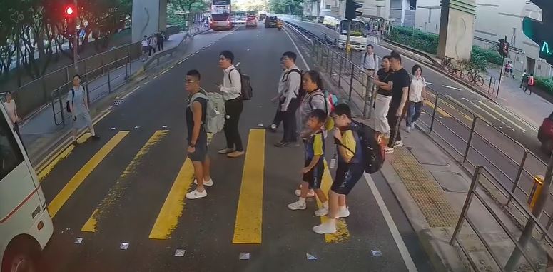 一部貨車衝向行人路，行人紛紛窒步。fb車cam L（香港群組）Kitty Chau影片截圖