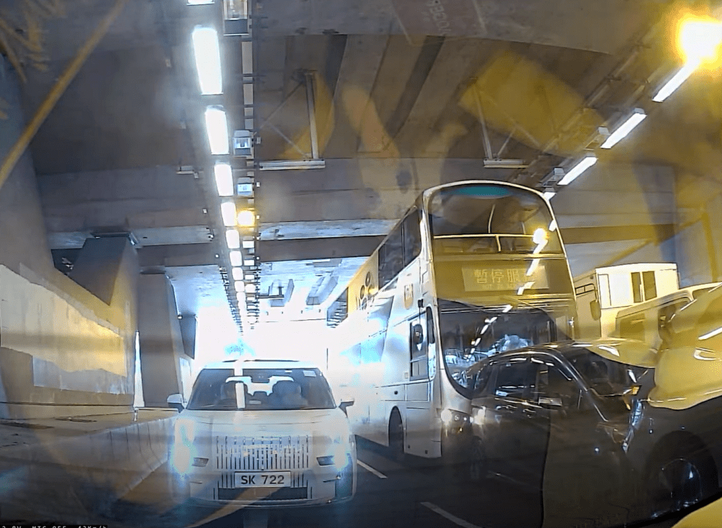 九巴撼前車釀三車串燒。fb：車cam L（香港群組）