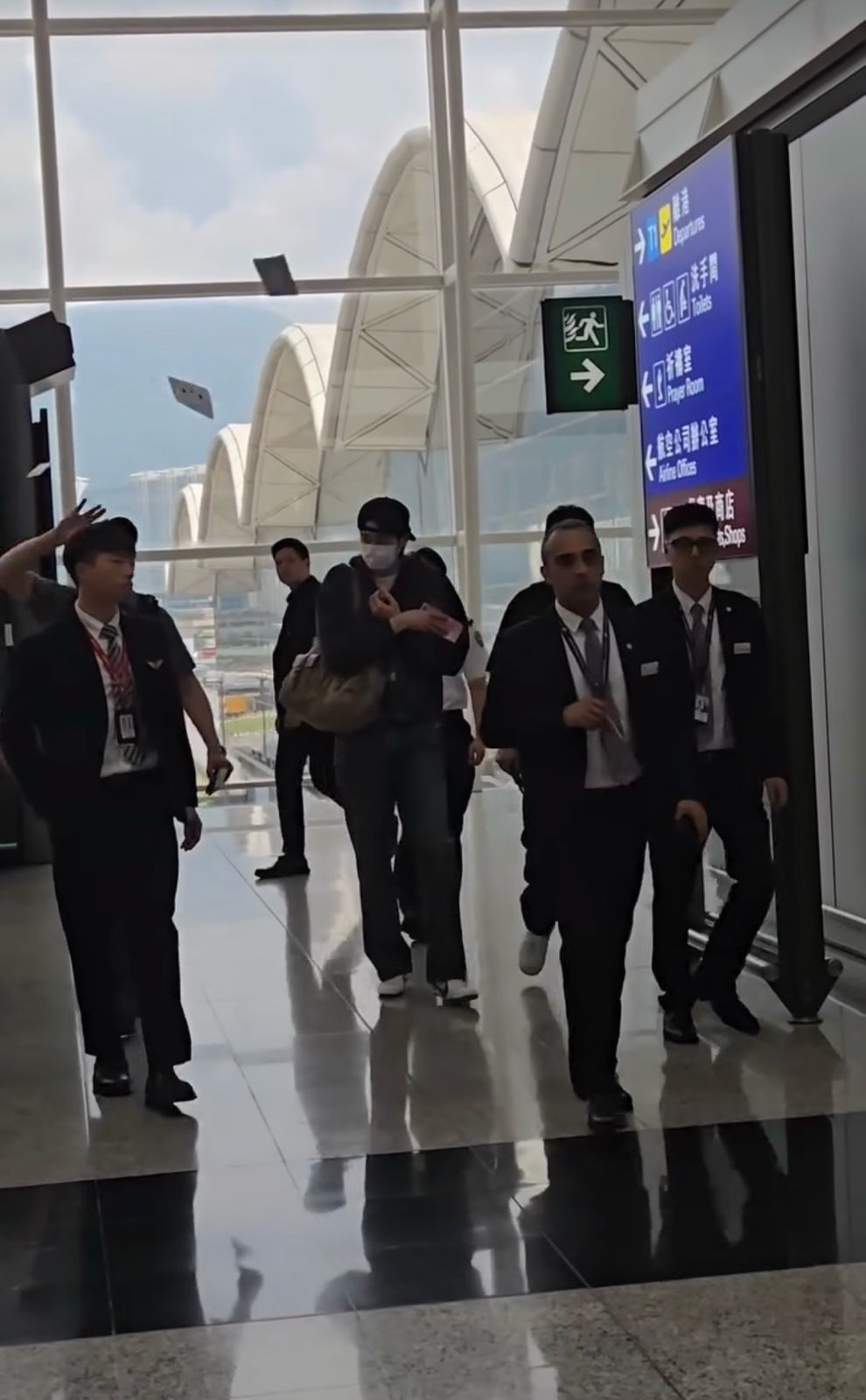 邊佑錫昨現身香港機場時，被部分粉絲丟禮物及信件。
