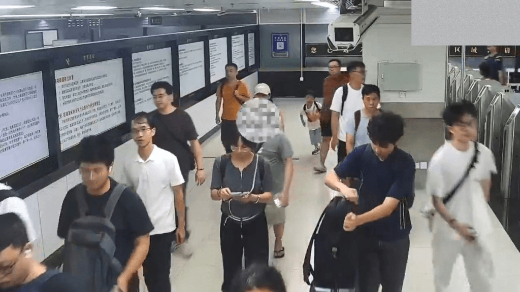 該名男子行走時目光直視、眼神緊張,步姿極不自然。海關發佈 該名男子行走時目光直視、眼神緊張,步姿極不自然。海關發佈