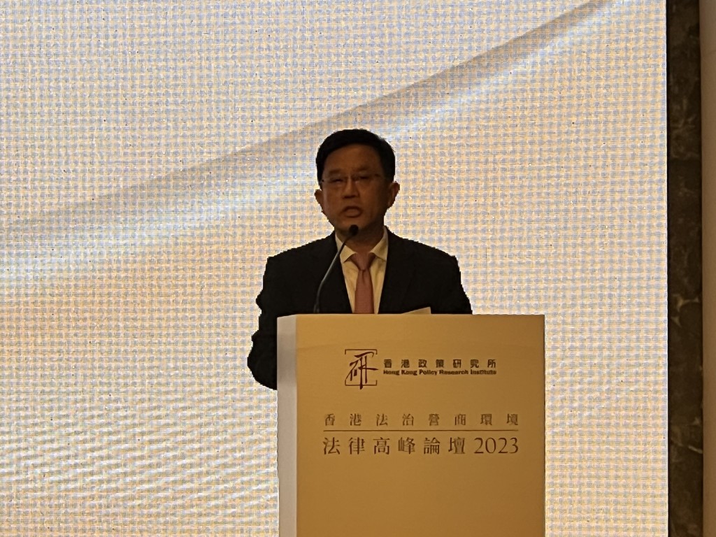 王松苗认为要保持香港独特地位和优势、维护自由规范的营商环境，必须依靠法治。郭咏欣摄