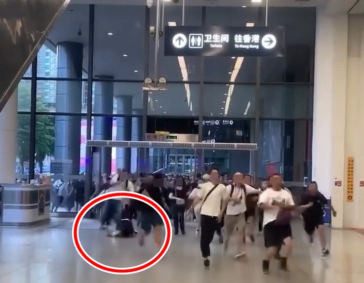 馬尾女跌倒連環睇(七)。fb「車cam L(香港群組)」截圖 馬尾女跌倒連環睇(七)。fb「車cam L(香港群組)」截圖