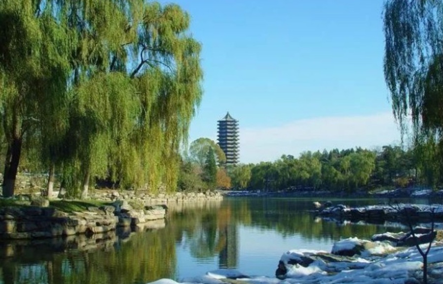 北京大學的未名湖。網圖