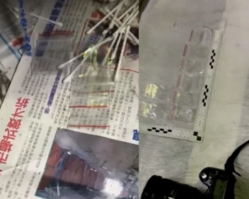 警方在女童家中的垃圾袋內,翻出8個裝有毒品殘渣的膠袋。網圖