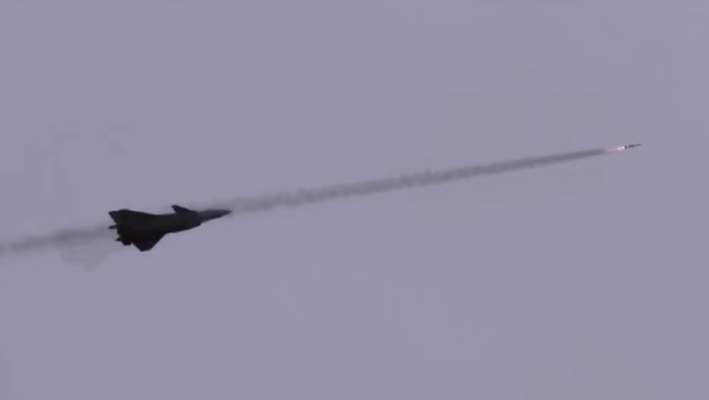 殲-20實彈射擊畫面首次曝光，透過側彈艙發射了一枚空對空飛彈。