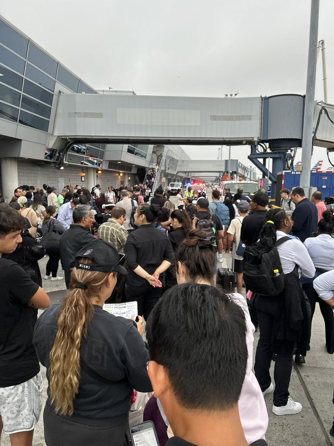近千旅客疏散至航厦外露天位置暂避。 X