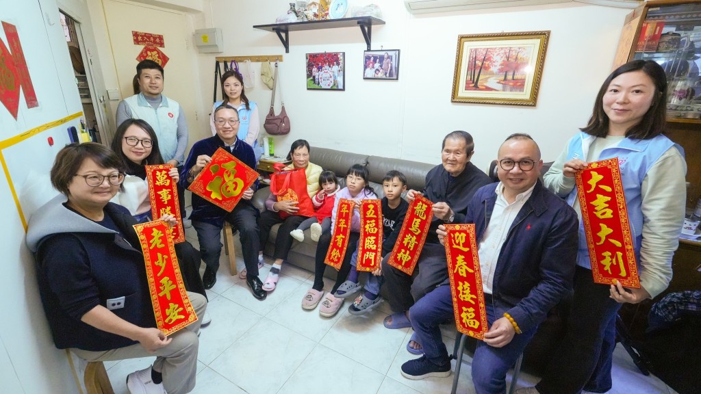 林定國歲晚探訪大坑勵德邨居民 與街坊話家常、送祝福