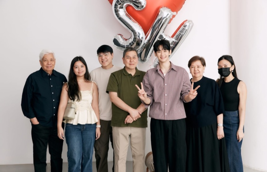 金秀賢與品牌團隊合照時,更舉起雙V勝利手勢。 金秀賢與品牌團隊合照時,更舉起雙V勝利手勢。