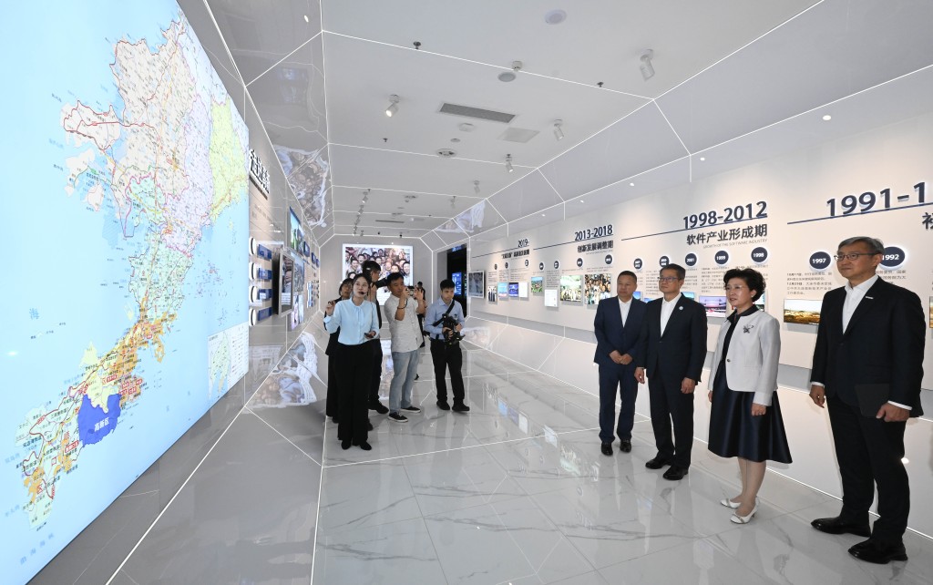 陳茂波(右三)帶同香港創科企業代表團參觀大連高新技術產業園區。政府新聞處圖片 陳茂波(右三)帶同香港創科企業代表團參觀大連高新技術產業園區。政府新聞處圖片