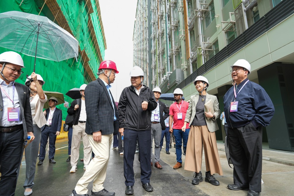 何永賢向參與者介紹簡約公屋啟德世運道項目。何永賢fb圖片 何永賢向參與者介紹簡約公屋啟德世運道項目。何永賢fb圖片